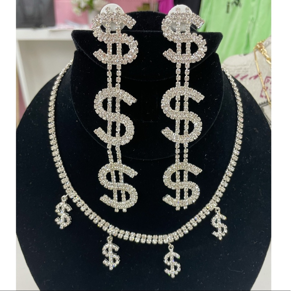 Beatiful earrings and necklace dollar sign